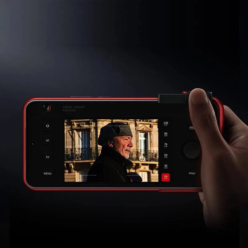 حافظة حماية أصلية من شاومي لها - مراجعة Photography Xiaomi 15 Ultra وسعره